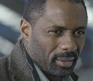 Un primo piano di Idris Elba in Luther