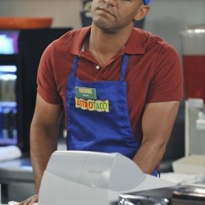 Amaury Nolasco nella serie Work It