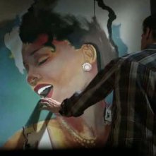 Bag of Bones: Pierce Brosnan (di spalle) di fronte al ritratto di Sara Tidwell