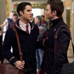Glee: Chris Colfer e Darren Criss in una scena dell'episodio natalizio Extraordinary Merry Christmas