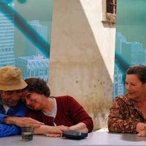 Margarida Carpinteiro, José Eduardo e Lia Gama in una scena di Aguasaltaspuntocom - un villaggio nella rete