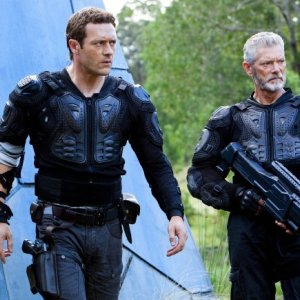 Terra Nova: Stephen Lang e Jason O'Mara in una scena dell'episodio Within