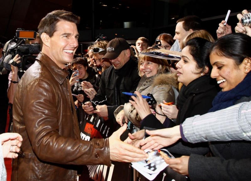 Tom Cruise firma autografi sul red carpet di Mission: Impossible - Protocollo Fantasma a Monaco