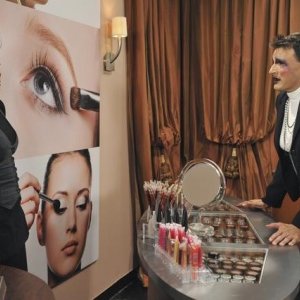 Work It: Garz Chan e Benjamin Koldyke in una scena della serie