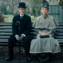 Albert Nobbs: Glenn Close in una scena del film insieme a Mia Wasikowska