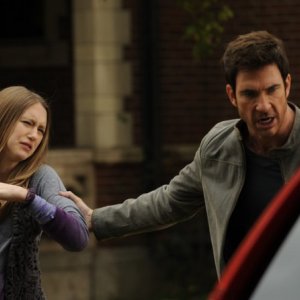 American Horror Story: Dylan McDermott trascina Taissa Farmiga fuori dalla Murder House in Birth, episodio della prima stagione