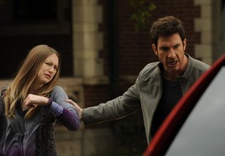American Horror Story: Dylan McDermott trascina Taissa Farmiga fuori dalla Murder House in Birth, episodio della prima stagione