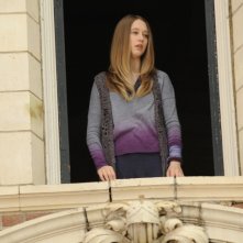 American Horror Story: Taissa Farmiga affacciata ad una delle finestre della Murder House in Birth, episodio della prima stagione