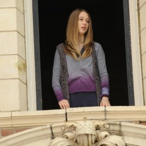 American Horror Story: Taissa Farmiga affacciata ad una delle finestre della Murder House in Birth, episodio della prima stagione