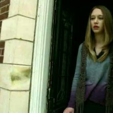 American Horror Story: Taissa Farmiga affacciata ad una delle finestre della Murder House in nell'episodio Birth