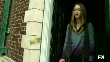 American Horror Story: Taissa Farmiga affacciata ad una delle finestre della Murder House in nell'episodio Birth