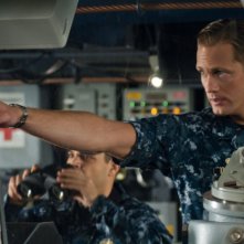 Battleship: Alexander Skarsgård da indicazioni in una scena del film