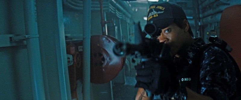Battleship: Rihanna prende la mira in una scena del film