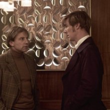 Benedict Cumberbatch in una scena del film La talpa insieme a Simon McBurney