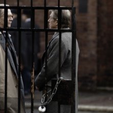 Gary Oldman in una scena del film La talpa insieme a John Hurt