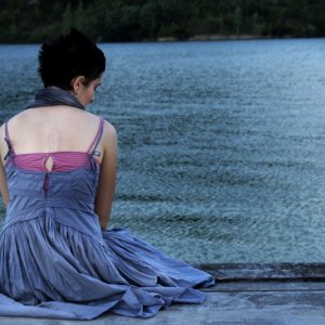 Il sentiero: Zrinka Cvitesic di spalle in una bella immagine del film