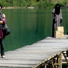 Il sentiero: Zrinka Cvitesic in una scena del film sul molo