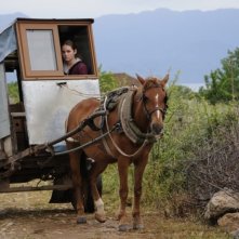 La faida: Sindi Laçej in una scena del film a bordo del carretto del pane