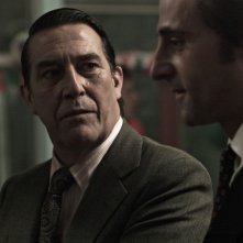 La talpa: Ciarán Hinds in una scena del film insieme a Mark Strong