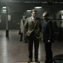 La talpa: David Dencik e Colin Firth in una scena del film