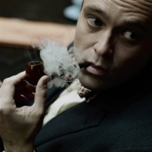 La talpa: David Dencik fuma la pipa in una scena del film