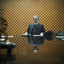 La talpa: Gary Oldman con lo sguardo fiero in un'immagine tratta dal film