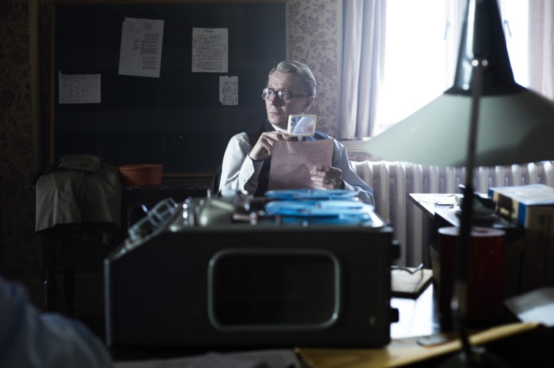 La Talpa Gary Oldman Studia Delle Carte Con La Lente D Ingrandimento In Una Scena Del Film 226474
