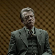 La talpa: John Hurt in una scena del film