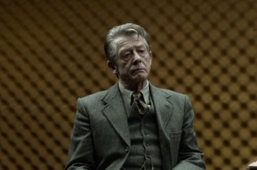 La talpa: John Hurt in una scena del film