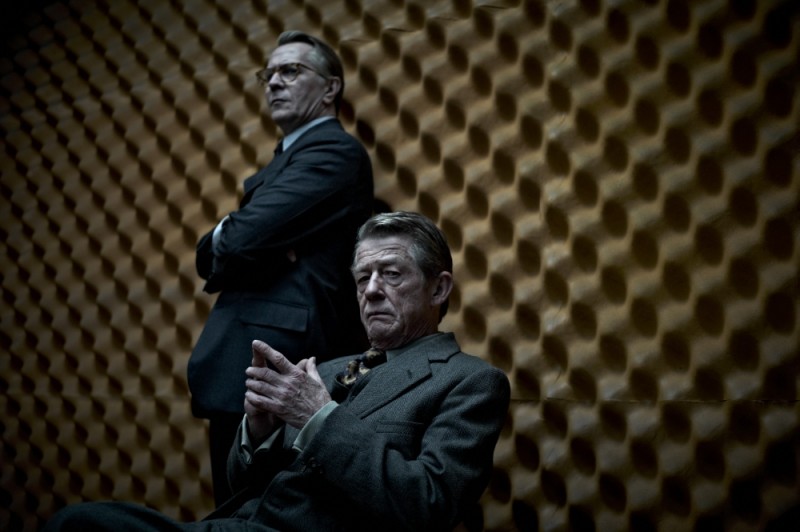 La talpa: John Hurt in una scena del film insieme a Gary Oldman