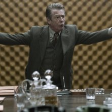 La talpa: John Hurt tiene banco con grinta in una scena del film