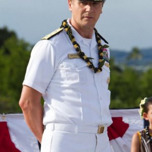 Liam Neeson nei panni dell'ammiraglio Shane in una scena di Battleship