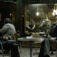 Mark Strong in una scena del film La talpa insieme a Zoltán Mucsi