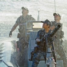 Rihanna con Taylor Kitsch in una concitata scena di Battleship