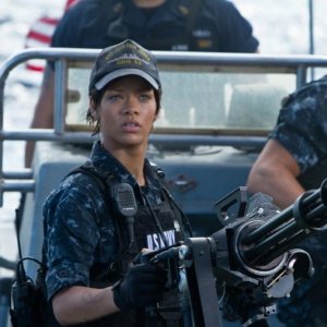 Rihanna guarda verso il cielo in una scena d'azione di Battleship
