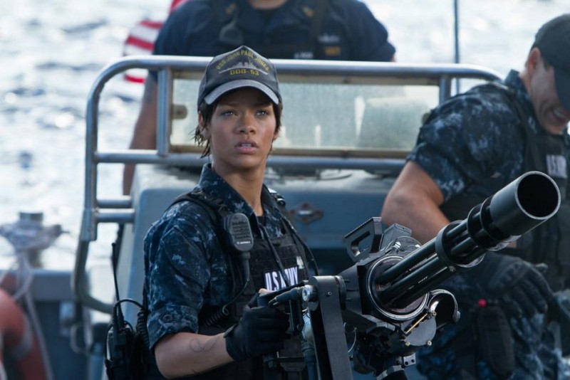 Rihanna guarda verso il cielo in una scena d'azione di Battleship
