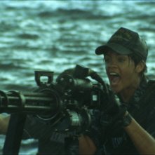 Rihanna in azione in una scena di Battleship