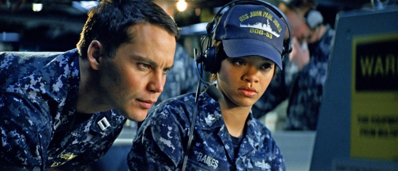 Rihanna insieme a Taylor Kitsch in una scena di Battleship