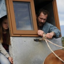 Sindi Laçej e Refet Abazi in un carretto in una scena del dramma La faida