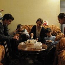 Sindi Laçej e Tristan Halilaj in una scena familiare tratta dal dramma La faida