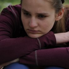 Sindi Laçej immersa nei suoi pensieri in una scena del dramma La faida