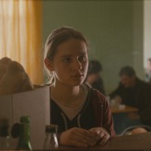 Sindi Laçej in una scena del dramma La faida tenta di vendere del pane
