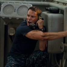 Taylor Kitsch In Una Frenetica Scena Del Fantascientifico Battleship 226356