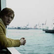 Tom Hardy Si Affaccia Sul Mare In Una Scena Del Film La Talpa 226504