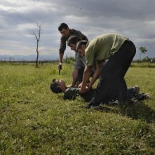 Tristan Halilaj aggredito dai suoi nemici in una scena del film La faida