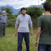 Tristan Halilaj, di spalle, affronta i suoi avversari in una scena tratta dal dramma La faida