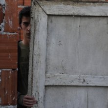 Tristan Halilaj si nasconde da occhi indiscreti in una scena de La faida