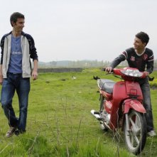 Tristan Halilaj sorride in una scena tratta dal dramma La faida