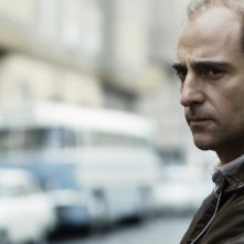 Un bel primo piano di Mark Strong in una scena del film La talpa