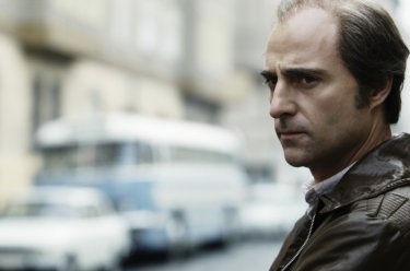 Un bel primo piano di Mark Strong in una scena del film La talpa